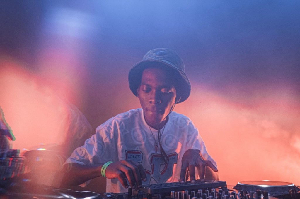 Favela Talks apresenta duas noites de showcases e shows gratuitos de Breno Alves, Nelson Rufino, DJ MU540, Japão (Viela 17) e o DJ Travella